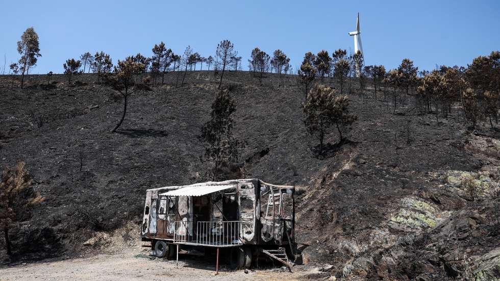 Casa móvel destruída pelo fogo que fustigou a Serra da Lousã durante a última semana, Lousã, 22 de agosto de 2025. PAULO NOVAIS/LUSA