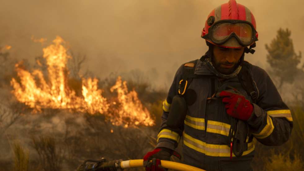 epa12302803 A firefighter works to put out the flames during a wildfire in Lamas, Cualedro municipality, Galicia region, Spain, 15 August 2025.The forest fires raging in Spain have already consumed about 32,000 hectares in Galicia, with blazes continuing to burn land in other areas of the country.  EPA/BRAIS LORENZO
