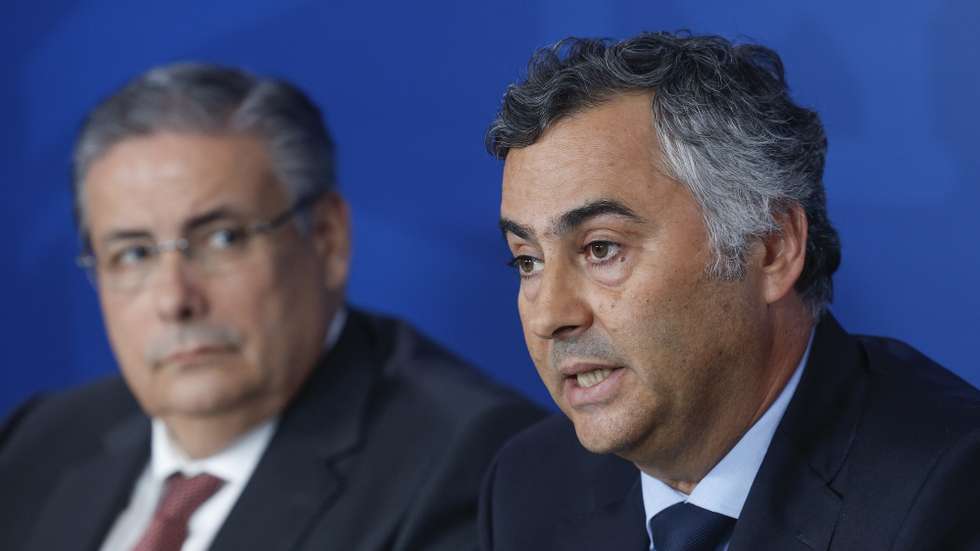 O ministro da Educação, Ciência e Inovação, Fernando Alexandre (D), ladeado pelo ministro dos Assuntos Parlamentares, Carlos Abreu Amorim (E), intervém durante uma conferência de imprensa após a reunião do Conselho de Ministros, no Campus XXI, em Lisboa, 28 de agosto de 2025. ANTÓNIO PEDRO SANTOS/LUSA