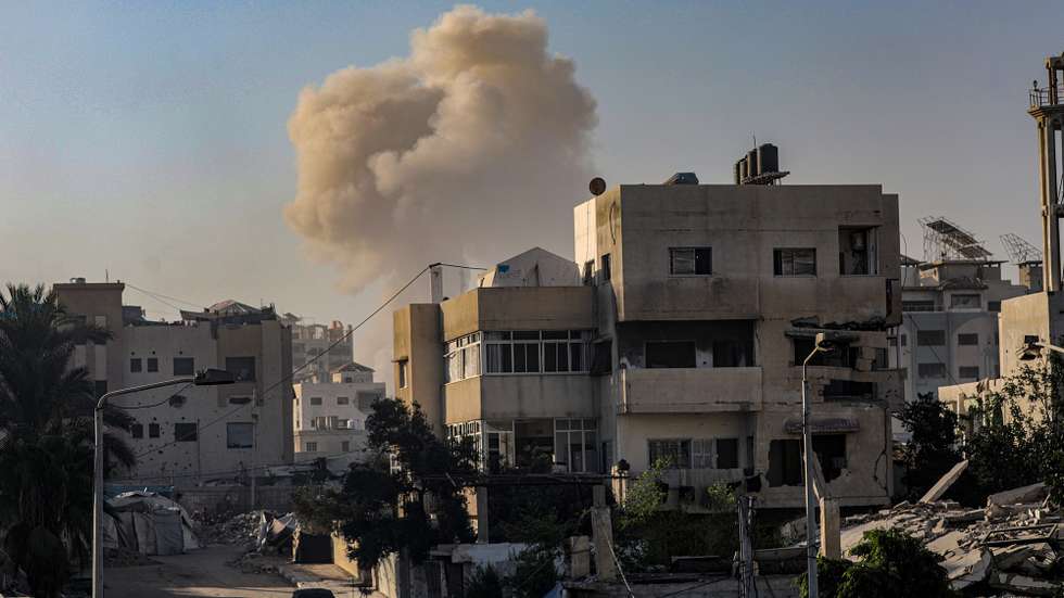 epa12332513 Smoke rises following an Israeli airstrike during a military operation in the Al Sabra neighbourhood of Gaza City, Gaza Strip, 29 August 2025. More than 62,600 Palestinians have been killed in the Gaza Strip since October 2023, according to the Palestinian Ministry of Health, and about 1,200 Israelis have been killed since the launch of an Israeli military campaign in response to a cross-border attack by Hamas on 07 October 2023.  EPA/MOHAMMED SABER