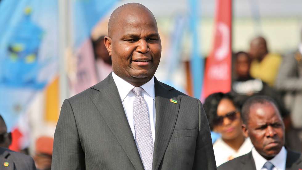 O Presidente de Moçambique, Daniel Chapo, na inauguração da Feira Internacional de Maputo (Facim), a maior exposição de bens e serviços do país, em Maputo, Moçambique, 25 de agosto de 2025. O Presidente de Moçambique prometeu hoje políticas para melhorar o ambiente de negócios no país, com aposta no reforço da previsibilidade jurídica e no combate à corrupção no setor público e privado. LUÍSA NHANTUMBO/LUSA