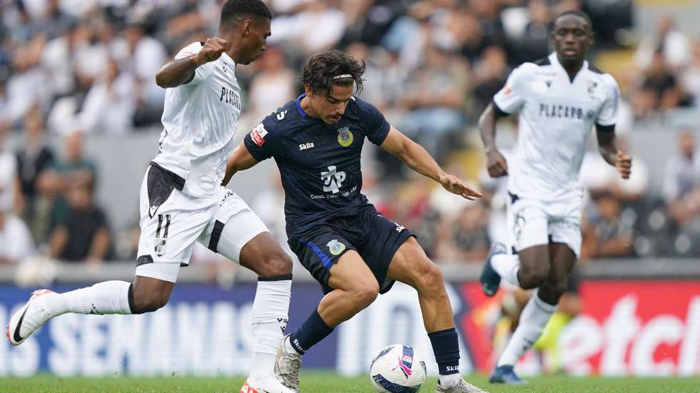 O jogador do Vitória de Guimarães, Gustavo Silva (E), em ação contra o jogador do Arouca, Djouhara, durante o jogo da I Liga de Futebol, realizado no Estádio D. Afonso Henriques em Guimarães, 30 de agosto de 2025. HUGO DELGADO/LUSA
