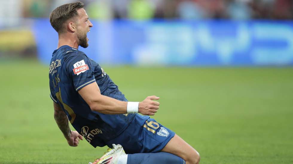 O jogador do Famalicão, De Haas, festeja um golo contra o AVS durante o jogo da I Liga de futebol, realizado no Estádio do Clube Desportivo das Aves, em Vila das Aves, 30 de agosto de 2025. MANUEL FERNANDO ARAÚJO/LUSA