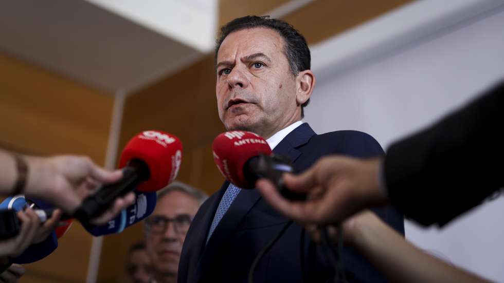 O primeiro-ministro, Luís Montenegro, presta declarações aos jornalistas a propósitos dos incêndios que estão a deflagrar por todo o país, na Sede da Proteção Civil em Carnaxide, 29 de julho de 2025. FILIPE AMORIM/LUSA
