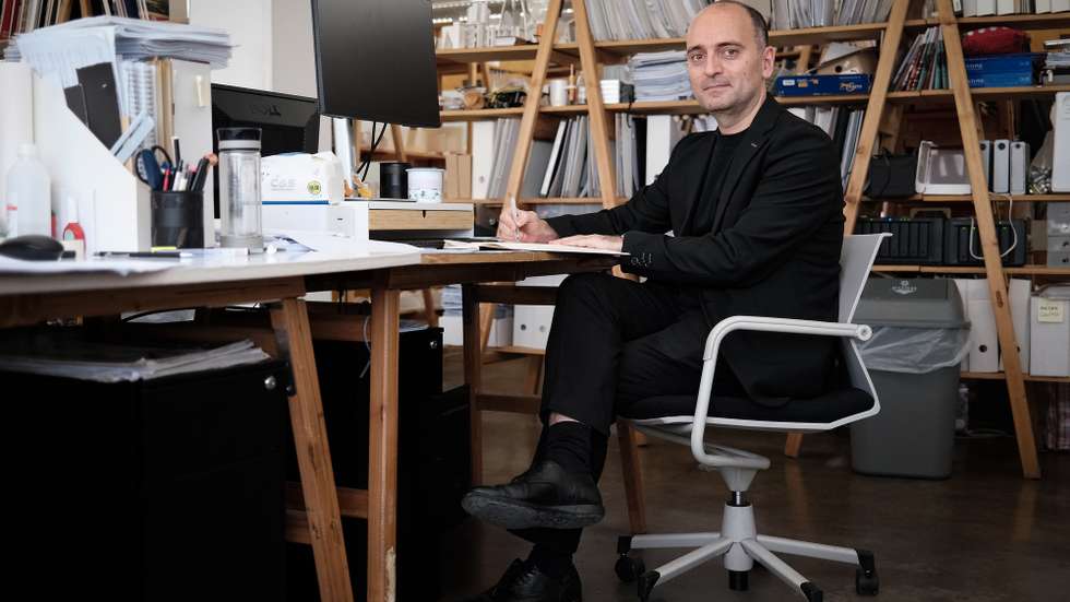 Nuno Soares, arquiteto português, posa para a fotografia durante uma entrevista à agência Lusa sobre o uso dos andaimes de bambu, em Macau, China, 16 de abril de 2025. Dedicado à arquitetura do bambu há mais de vinte anos, Nuno Soares vê futuro para as construções permanentes em Macau, onde existe tradição no trabalho deste material e valor económico associado, mas não regulamentação. (ACOMPANHA TEXTO DA LUSA DO DIA 31 DE AGOSTO DE 2025). GONÇALO LOBO PINHEIRO/LUSA