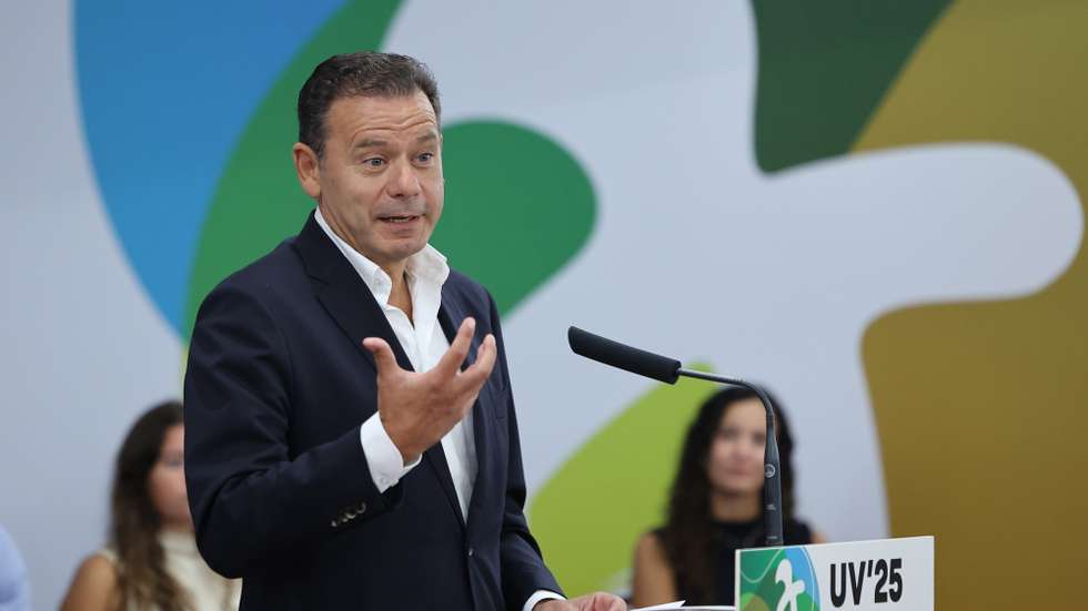 O presidente do Partido Social Democrata (PSD), Luís Montenegro, discursa na sessão de encerramento da Universidade de Verão do PSD, realizada numa unidade hoteleira de Castelo de Vide, 31 de agosto de 2025. NUNO VEIGA/LUSA