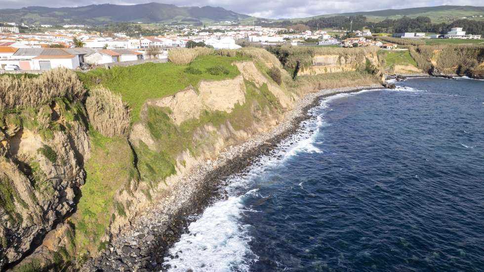 Baía das Águas, em Angra do Heroísmo, nos Açores, onde foram depositadas toneladas de destroços do sismo de 1980, que deixou milhares de pessoas desalojadas na ilha Terceira, Angra do Heroísmo, Terceira, Açores, Portugal, 30 de dezembro de 2024. (ACOMPANHA TEXTO DO DIA 31 DE DEZEMBRO DE 2024) ANTÓNIO ARAÚJO/LUSA