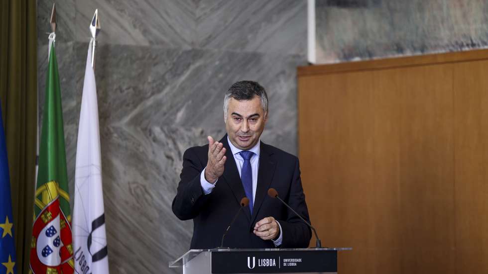 O ministro da Educação, Ciência e Inovação, Fernando Alexandre, intervém durante a apresentação do relatório da Comissão para o Acompanhamento da Implementação das Estratégias de Prevenção da Prática de Assédio nas Instituições de Ensino Superior no salão Nobre da Reitoria da Universidade de Lisboa, 13 de dezembro de 2024. FILIPE AMORIM/LUSA