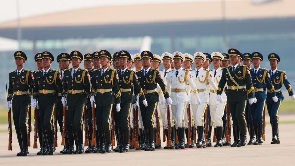 epa12344686 Honour guards stand as President of Serbia Aleksandar Vucic (not pictured) arrives at the Beijing Capital International Airport in Beijing, China, 02 September 2025. At the invitation of Chinese President Xi Jinping, 26 foreign heads of state and government will attend a military parade commemorating the 80th anniversary of the end of World War II and Japan's surrender.  EPA/Lintao Zhang / POOL