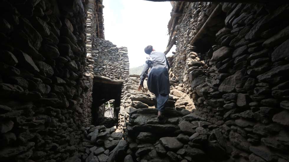 epa12345419 People salvage their belongings from the rubble after an earthquake in the Dara-e-Noor district of Nangarhar province, Afghanistan, 02 September 2025. At least 800 people have been killed and some 2,000 others injured after a 6.0 magnitude earthquake and several aftershocks shook Nangarhar and Kunar in eastern Afghanistan on 31 August 2025, officials said.  EPA/STRINGER 95146
