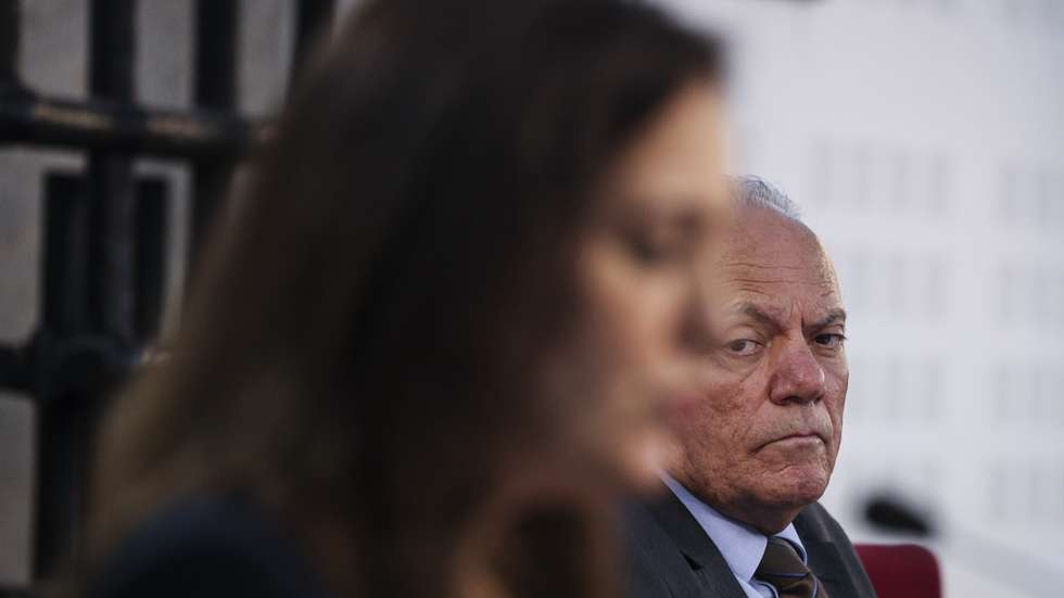 A ministra da Justiça, Rita Alarcão Júdice, usa da palavra sob o olhar do Procurador-Geral da República, Amadeu Guerra, durante a cerimónia de posse dos novos diretores-Adjuntos do Centro de Estudos Judiciários e sessão de encerramento do 1.º Ciclo dos Cursos de Formação Inicial de Magistrados 2024/2025, no Centro de Estudos Judiciários em Lisboa, 15 de julho de 2025. TIAGO PETINGA/LUSA
