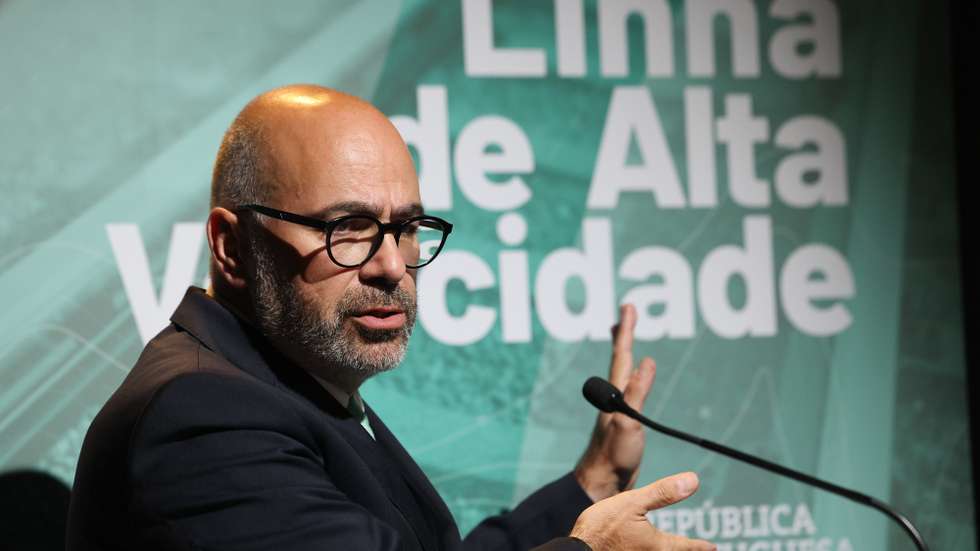 O ministro das Infraestruturas e Habitação, Miguel Pinto Luz, discursa na cerimónia de assinatura do contrato de concessão da primeira parceria público-privada (PPP) da Linha Ferroviária de Alta Velocidade entre Porto (Campanhã) e Oiã e de apresentação do acordo de financiamento, na sede da Infraestruturas de Portugal, em Almada, 29 de julho de 2025. TIAGO PETINGA/LUSA