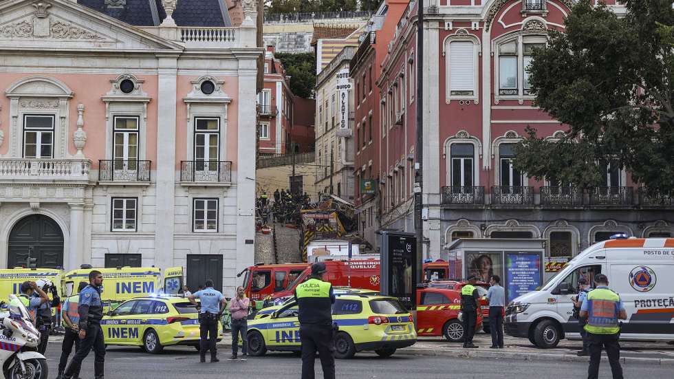 epa12350192 Police and rescuers at the scene after the Gloria funicular cable railway derailed in Lisbon, Portugal, 03 September 2025. At least three people died in the derailment, with emergency services reporting that several were injured and others are still trapped at the scene.  EPA/MIGUEL A. LOPES