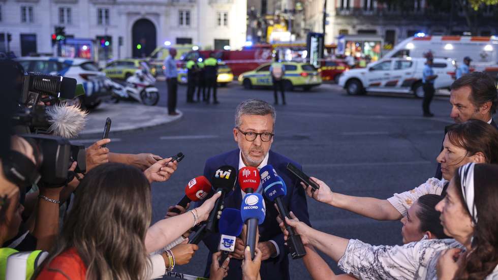 epa12350300 Lisbon mayor Carlos Moedas (C) speaks to the press after the Gloria funicular cable railway derailed in Lisbon, Portugal, 03 September 2025. At least three people died in the derailment, with emergency services reporting that several were injured and others are still trapped at the scene.  EPA/MIGUEL A. LOPES