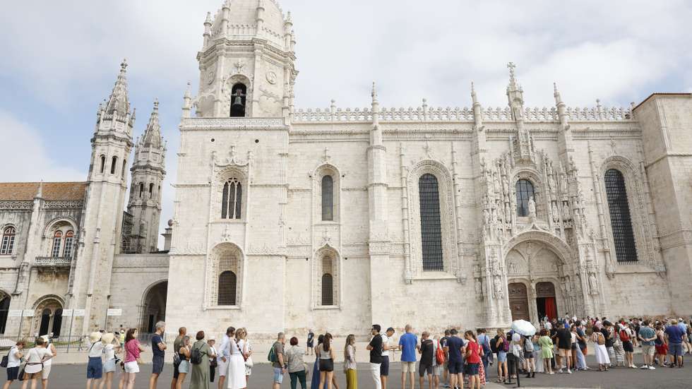 Turistas aguardam pela entrada na Igreja do Mosteiro dos Jerónimos, em virtude da greve de trabalhadores dos museus e monumentos nacionais, em Lisboa, 15 de agosto de 2025. Convocada pela Federação Nacional dos Sindicatos dos Trabalhadores em Funções Públicas e Sociais, o protesto visa exigir a "justa compensação" do trabalho prestado em dias feriados e também do trabalho suplementar. ANTÓNIO PEDRO SANTOS/LUSA