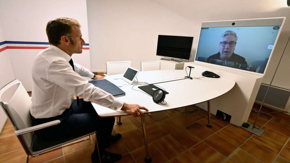 epa12309748 France's President Emmanuel Macron talks with Britain's Prime Minister Keir Starmer (on screen) during a video meeting of the so-called 'Coalition of the Willing' to discuss next steps for Ukraine, at the Fort de Bregancon in Bormes-les-Mimosas, southern France, 19 August 2025. France and Britain co-host a virtual meeting of the 'Coalition of the Willing' a day after Ukraine's allies met in Washington to discuss the outcome of fast-moving talks to end the war with Russia.  EPA/CHRISTOPHE SIMON / POOL  MAXPPP OUT