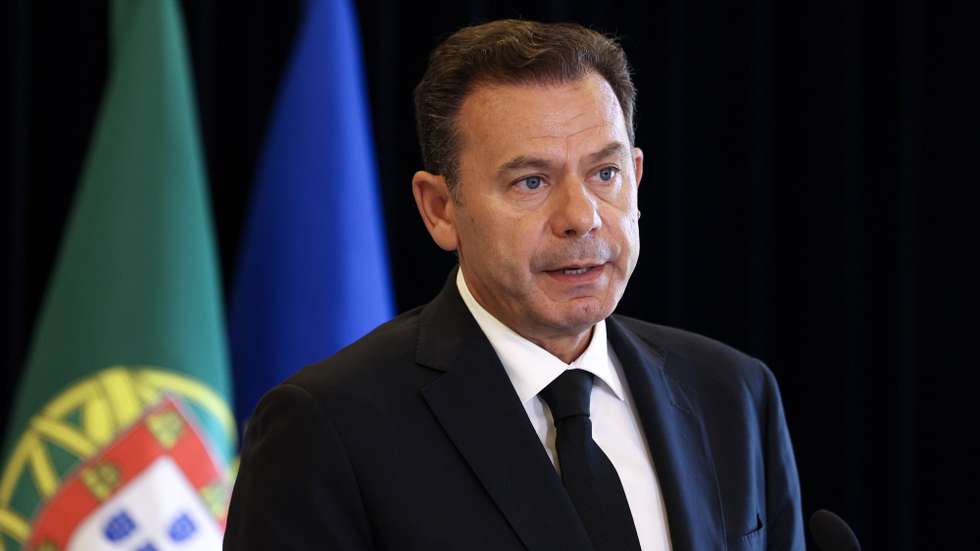 epa12351598 Portuguese Prime Minister Luis Montenegro talks to the press to the press after the Council of Minister meeting held at the Prime Minister’s official residence in S. Bento Palace, Lisbon, Portugal, 04 September 2025. At least 17 people died in the derailment of the Gloria lift on 03 September, and 22 others were injured, local emergency services reported.  EPA/TIAGO PETINGA