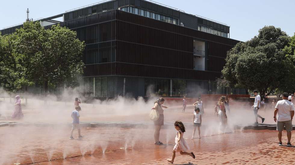 Crianças brincam numa fonte na Expo em Lisboa devido ao calor