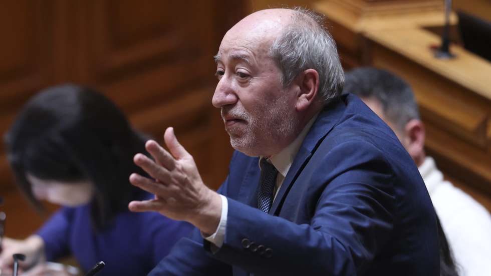 O deputado do Partido Comunista Português (PCP) António Filipe intervém durante o debate setorial com a presença do ministro dos Assuntos Parlamentares, Pedro Duarte, na Assembleia da República, em Lisboa, 09 de janeiro de 2025. ANTÓNIO COTRIM/LUSA