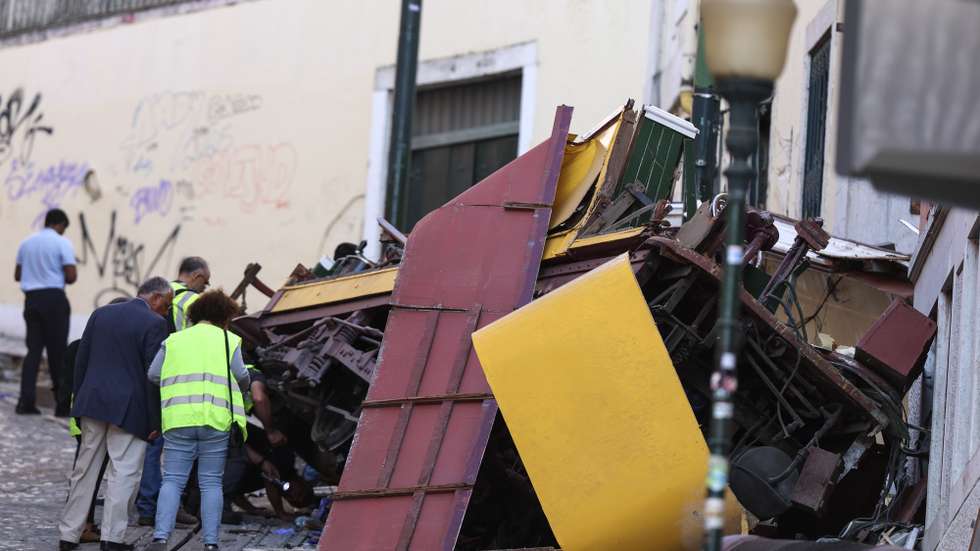 Techical experts make an assessment of the accident of the Gloria lift in Lisbon, a popular transportation used by tourists, that derailed yesterday in Lisbon, Portugal, 34th September 2025. The accident caused the death to 17 people and also left 22 people injured. TIAGO PETINGA/LUSA