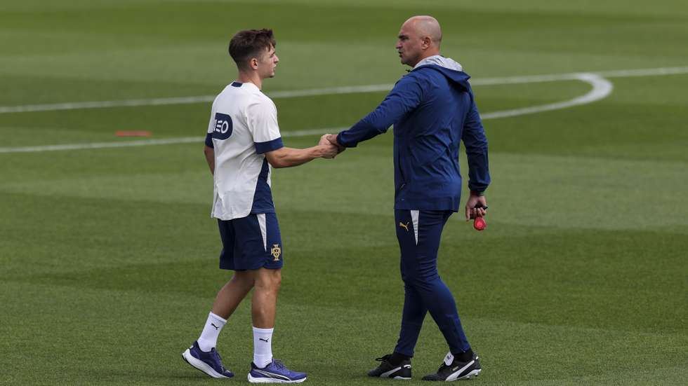 epa12345834 Portugal´s national soccer team head coach Roberto Martinez (R) speaks with player Francisco Conceicao (L) during a training session in Oeiras, Portugal, 02 September 2025. The Portuguese national team is preparing for FIFA World Cup qualifiers against Armenia and Hungary.  EPA/JOSE SENA GOULAO