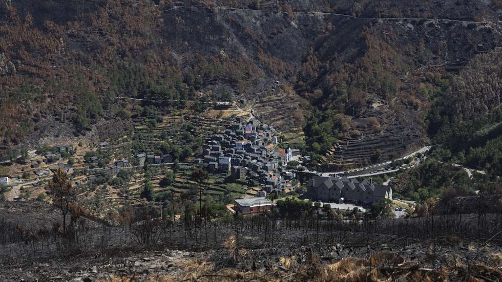 Aldeia do Piódão rodeada por áreas afetadas pelos incêndios, em Arganil, 03 de setembro de 2025. PAULO NOVAIS/LUSA