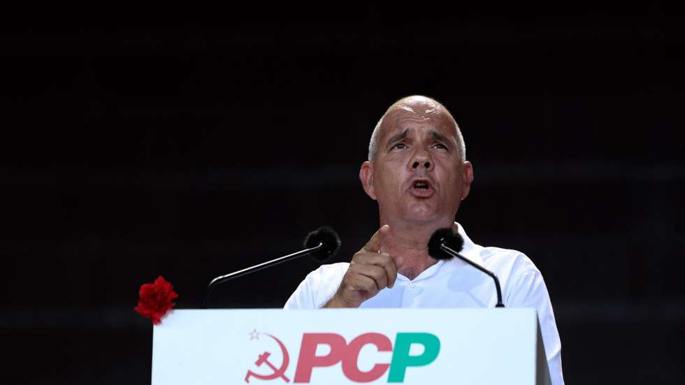 O secretário-geral do Partido Comunista Português (PCP), Paulo Raimundo, discursa no comício de encerramento da 49.ª Festa do Avante realizada na Quinta da Atalaia, Amora, Seixal, 07 de setembro de 2025. TIAGO PETINGA/LUSA