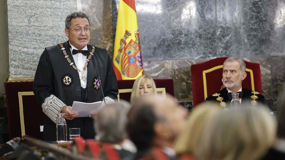 epa12354199 Spain's King Felipe VI (R) listens to the speech of Attorney General of the State Alvaro Garcia Ortiz (L), as he chairs the opening ceremony of the Judicial Year at the Supreme Court in Madrid, Spain, 05 September 2025.  EPA/CHEMA MOYA / POOL