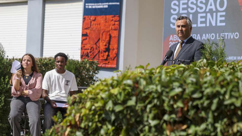 O ministro da Educação, Ciência e Inovação, Fernando Alexandre (D), discursa na cerimónia para assinalar o início do Ano Letivo 2025/2026, na Escola Básica Ferreira de Castro, em Algueirão - Mem Martins, Sintra, 11 de setembro de 2025. TIAGO PETINGA/LUSA