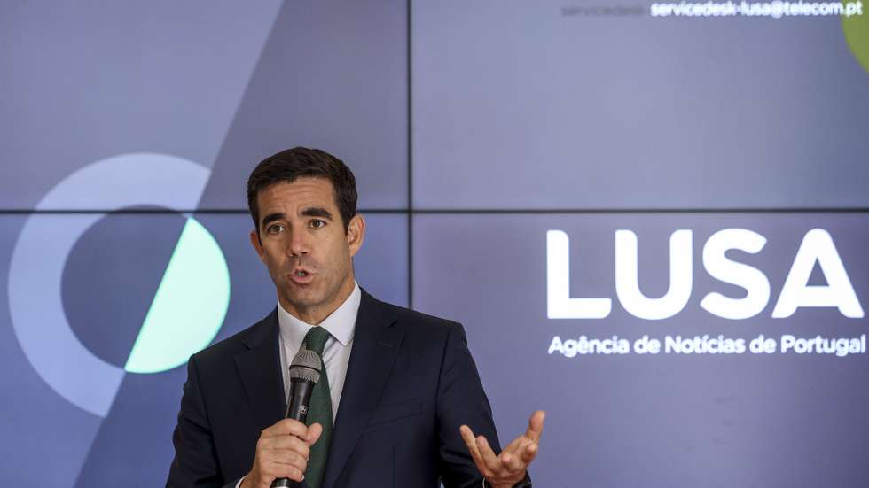 O ministro da Presidência, Leitão Amaro, fala aos jornalistas da Agência Lusa, durante a sua visita à sede da agência noticiosa em Lisboa, 11 de setembro de 2025. TIAGO PETINGA/LUSA