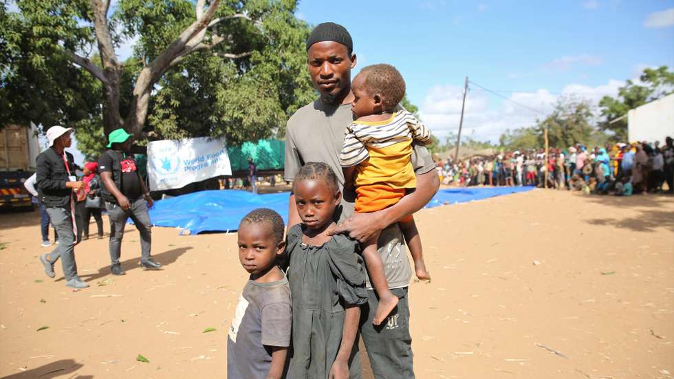Mussa António, 29 anos, posa com os seus filhos, com quem teve de fugir de ataques de grupos armados em Chiúre e, no trajeto, perdeu o rastro de dois irmãos mais velhos, com quem vivia, Cabo Delgado, Moçambique, 29 de julho de 2025. Vários distritos de Cabo Delgado, sobretudo Chiúre, estão a registar uma crescente atividade por parte de elementos destes grupos nos últimos dias. Na semana passada, extremistas reivindicarem também a decapitação, em locais diferentes, de pelos menos três cristãos moçambicanos. (ACOMPANHA TEXTO DA LUSA DO DIA 09 DE AGOSTO DE 2025). LUÍSA NHANTUMBO