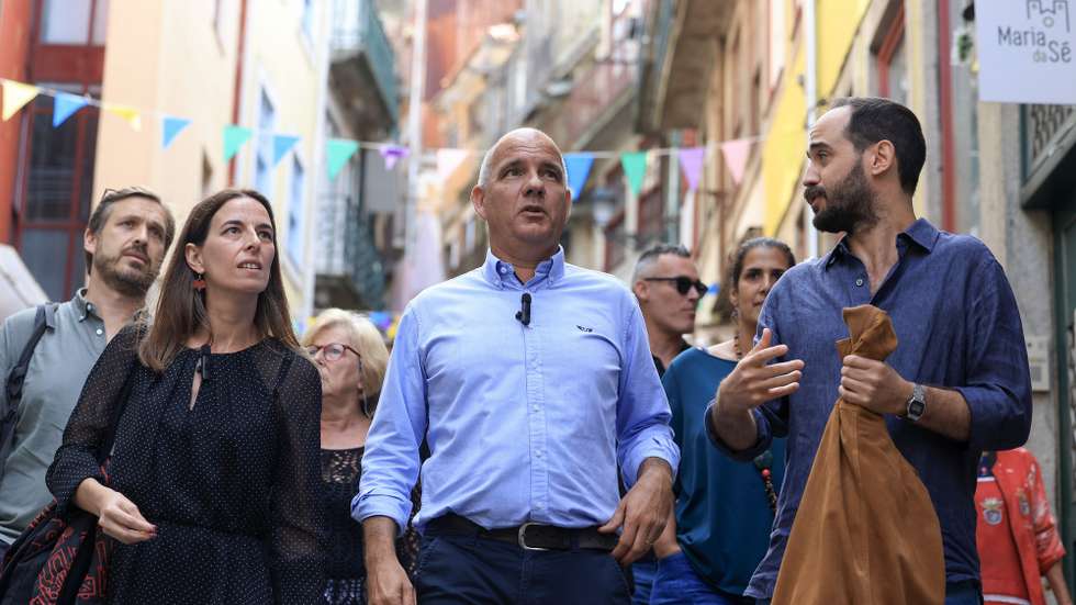 O secretário-geral do Partido Comunista Português (PCP), Paulo Raimundo (C), acompanhado pela candidata da CDU à Câmara do Porto, Dina Ferreira (2-E), nas próximas eleições autárquicas de 12 de outubro, durante uma caminhada na baixa do Porto, 12 de setembro de 2025. JOSÉ COELHO/LUSA