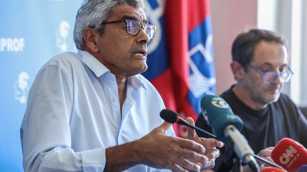 O secretário-geral da FENPROF, José Feliciano Costa, em conferência de imprensa sobre o arranque do ano letivo 2025/2026 "com menos professores, mais horários por preencher, e uma “reforma” do  Ministério da Educação, Ciência e Inovação (MECI) que, em vez de responder aos problemas da Escola Pública, a fragiliza e desmantela", na sede em Lisboa, 12 de setembro de 2025. TIAGO PETINGA/LUSA