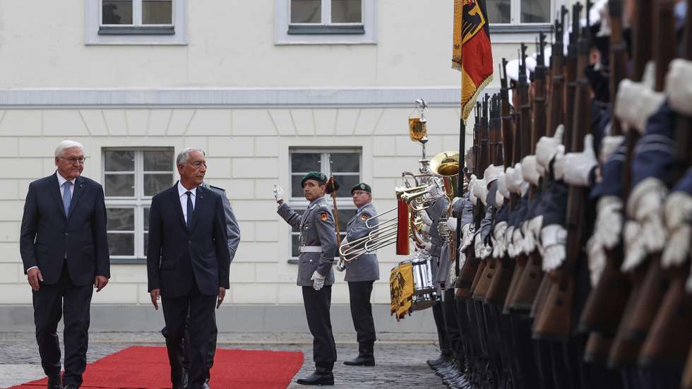 O Presidente da República, Marcelo Rebelo de Sousa (2-E), acompanhado pelo Presidente da Alemanha (E), Frank-Walker Steinmeier, passam revista às forças em parada, durante a cerimónia de boas-vindas ao chefe de Estado português, no Palácio Bellevue, no âmbito da visita oficial à Alemanha, em Berlim, Alemanha, 12 de setembro de 2025. PAULO NOVAIS/LUSA