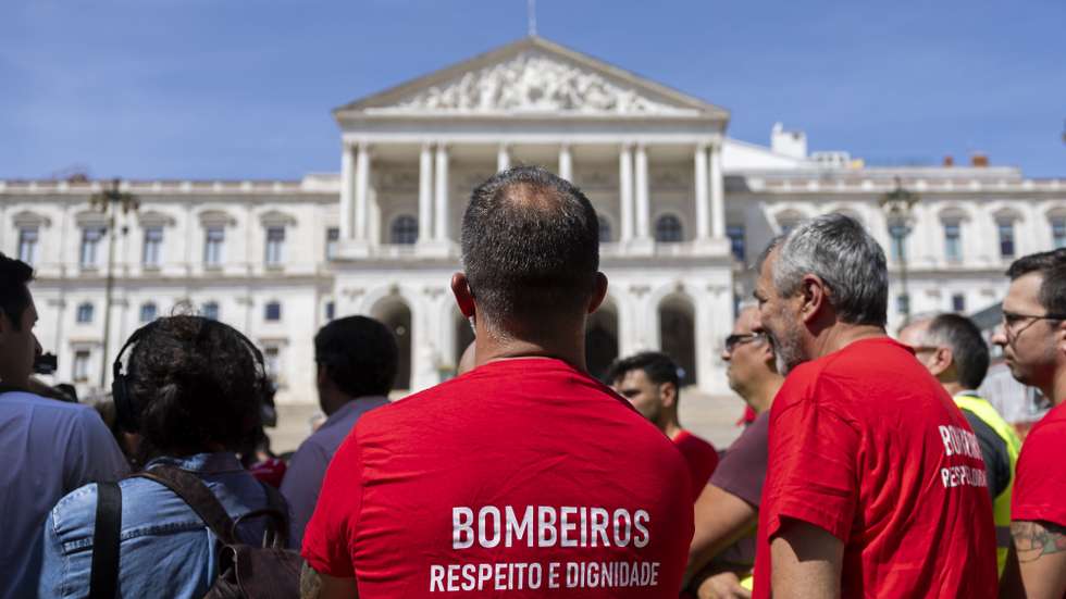 Protesto de bombeiros que foi convocado nas redes sociais e que dura até 15 de setembro, junto à Assembleia da República, em Lisboa, 13 de setembro de 2025. JOSÉ SENA GOULÃO/LUSA