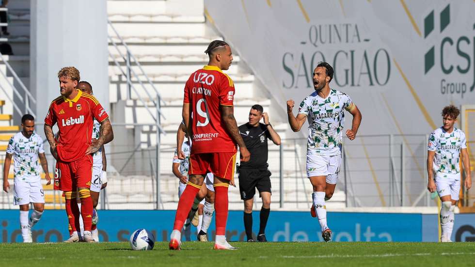 O jogador do Moreirense, Marcelo (D), festeja um golo contra o Rio Ave, durante o jogo da Primeira Liga de Futebol, realizado no Estádio Comendador Joaquim de Almeida Freitas, em Moreira de Cónegos, 13 de setembro de 2025. ESTELA SILVA/LUSA