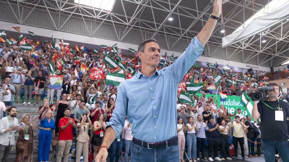 epa12376139 Spanish Prime Minister and Socialist Party's leader, Pedro Sanchez, greets as he attends a party's event in Malaga, southern Spain, 14 September 2025.  EPA/DANIEL PEREZ