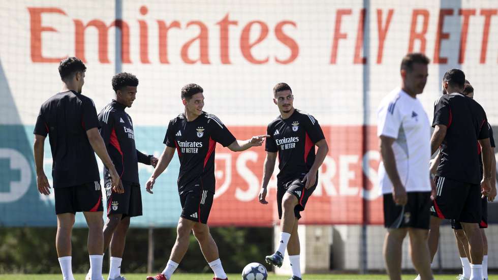 epa12379773 Benfica player Heorhiy Sudakov (3-L) attends a training session at Benfica Campus in Seixal, Portugal, 15 September 2025. SL Benfica will face Qarabag FK in the UEFA Champions League league phase on 16 September.  EPA/FILIPE AMORIM
