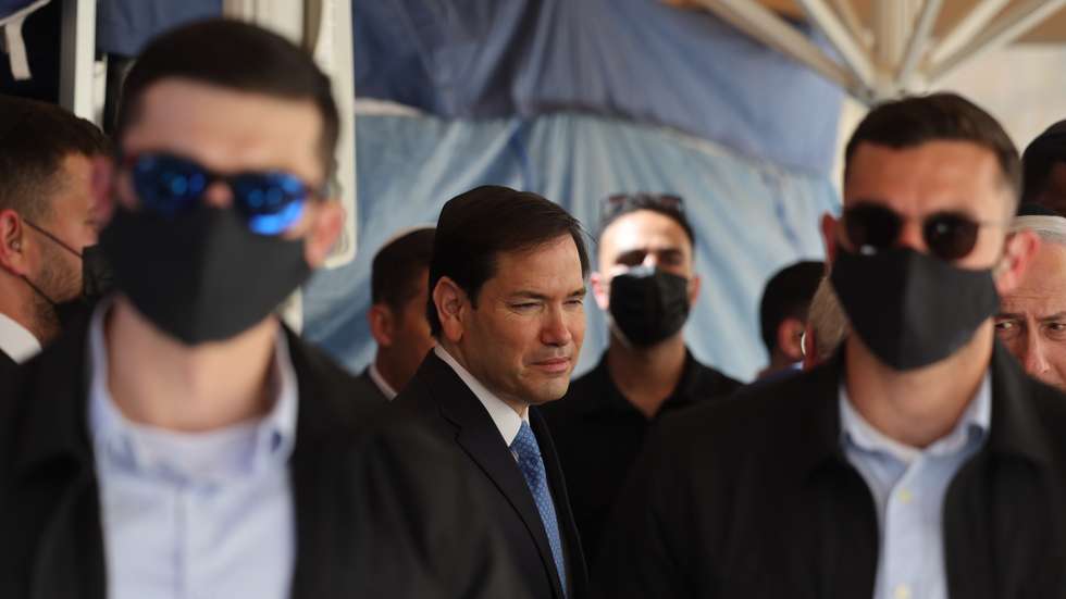 epa12375916 US Secretary of State Marco Rubio (C) and Israeli Prime Minister Benjamin Netanyahu (unseen) visit the Western Wall in the Old City of Jerusalem, 14 September 2025. Rubio is in Israel amid tensions with US allies in the Middle East over Israel’s strike on Hamas leaders in Qatar and expansion of settlements in the occupied West Bank.  EPA/ABIR SULTAN