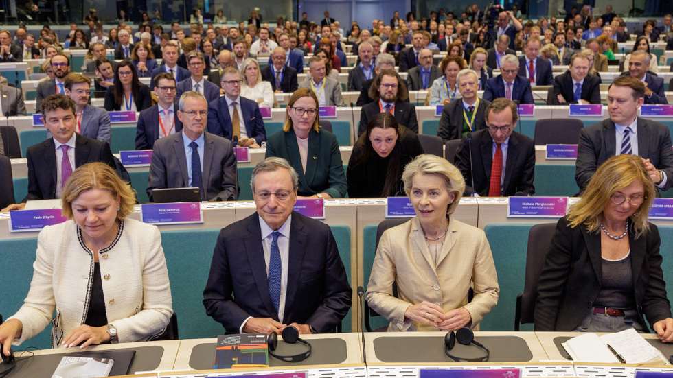 epa12381557 (L-R) EU Commissioner for Clean, Just and Competitive Transition Henna Virkkunen, Professor Mario Draghi and European Commission President Ursula von der Leyen attend the conference One Year After the Draghi Report on Competitiveness in Brussels, Belgium, 16 September 2025.  EPA/OLIVIER MATTHYS