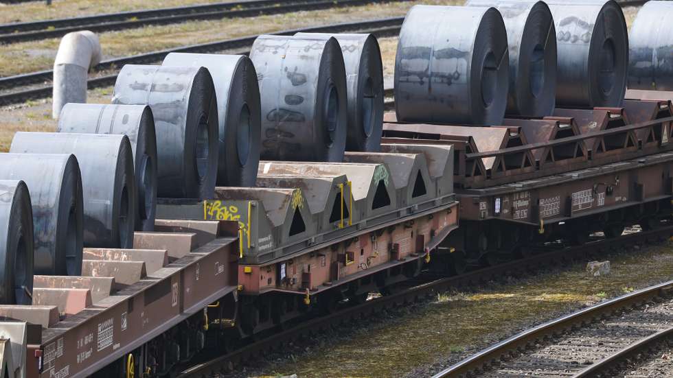 epa12022784 Steel is transported on wagons at the Thyssenkrupp steelworks in Duisburg, Germany, 10 April 2025. US President Trump on 09 April has paused for 90 days the implementation of higher tariffs announced on 02 April for most countries, except China whose tariff has increased to 125 percent.  EPA/CHRISTOPHER NEUNDORF