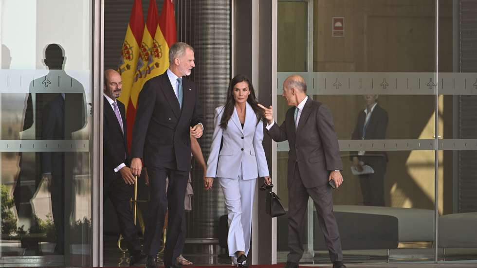epa12381996 Spain's King Felipe VI (C-L) and Queen Letizia (C-R) depart for their first official visit to Egypt at Adolfo Suarez Madrid-Barajas Airport in Madrid, central Spain, 16 September 2025.  EPA/FERNANDO VILLAR