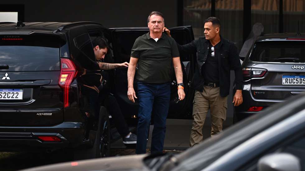 epa12377421 Brazilian former President Jair Bolsonaro (C) larrives at his home in Brasilia, Brazil, 14 September 2025. Bolsonaro returned to house arrest at his residence in Brasilia hours after being admitted to a private hospital for surgery. The former head of state was sentenced by the Supreme Court to 27 years and three months in prison for conspiring against the democratic order following his defeat in the 2022 elections against current President Luiz Inacio Lula da Silva.  EPA/ANDRE BORGES