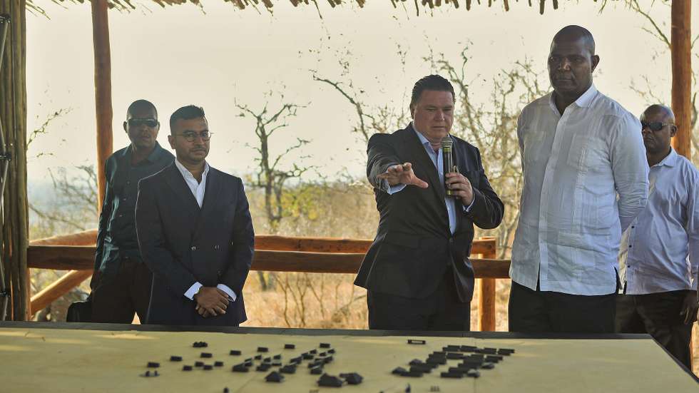 O Presidente moçambicano, Daniel Chapo (D), classificou hoje a instalação na província de Gaza da primeira instância hoteleira do grupo Aman na África subsariana como "marco histórico", colocando Moçambique na rota do turismo global, tendo já gerado 300 empregos, Massingir, Moçambique, 17 de setembro de 2025. "Este é o primeiro hotel do grupo Aman em toda a África Subsaariana, e veio para a República de Moçambique", disse o chefe de Estado, ao lançar, no distrito de Massingir, sul do país, o projeto Karingani &amp; Pomene, iniciativa daquele grupo internacional, em parceria com a Karingani Game Reserve. LUISA NHANTUMBO/LUSA
