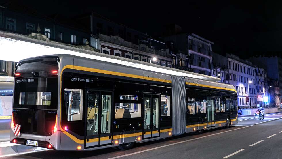 O metrobus do Porto fez durante a noite os primeiros ensaios com o primeiro veículo a percorrer todo o percurso da ligação Boavista – Império, ao longo das avenidas da Boavista e do Marechal Gomes da Costa, incluindo a inversão de sentido em ambos os extremos da linha", 06 de junho de 2025 na Avenida da Boavista, no Porto. FERNANDO VELUDO / LUSA
