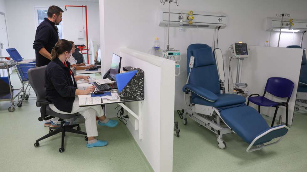 Foi hoje oficialmente inaugurado pela ministra da Saúde, Ana Paula Martins (ausente da fotografia), o novo Hospital de Dia de Adultos do Instituto Português de Oncologia (IPO) em Lisboa, 15 de novembro de 2024. O novo espaço permite não só alargar a capacidade de tratamento antineoplásico em Hospital de Dia, uma vez que passa de um total de 25 para 35 postos de tratamento, como potencia o crescimento da capacidade nos serviços de internamento, através de afetação dos postos de hospital de dia que existiam naqueles serviços. TIAGO PETINGA/LUSA
