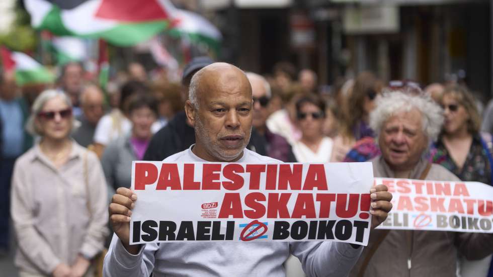 epa12333300 A demonstrator holds a banner reading in Basque language 'Free Palestina! Boycott Israel' during a rally in support of the Palestinian people in Vitoria, northern Spain, 29 August 2025.  EPA/ADRIAN RUIZ HIERRO