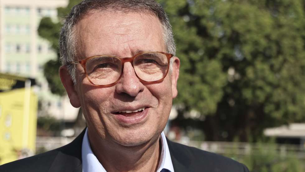 O candidato à Presidência da República, António José Seguro durante a visita à 95ª edição da Feira do Livro, que decorre  no Parque Eduardo VII, em Lisboa, 19 de junho de 2025. ANTÓNIO COTRIM/LUSA