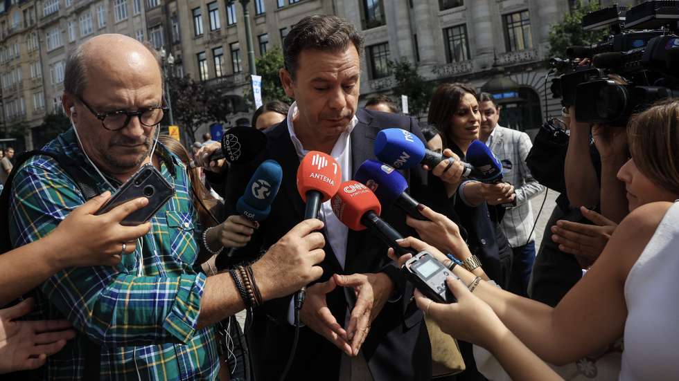 O presidente do PSD Luís Montenegro (D) faz declarações aos jornalistas durante uma caminhada na baixa do Porto, 19 de Setembro de 2025. JOSÉ COELHO/LUSA