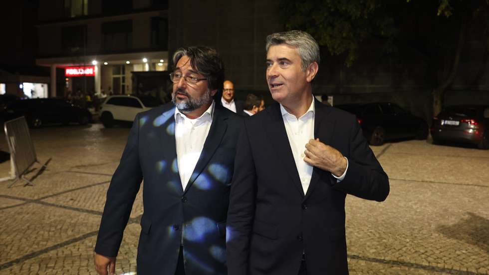 O secretário-geral do Partido Socialista (PS), José Luís Carneiro (D), acompanhado pelo candidato do PS à Câmara Municipal de Loures, Ricardo Leão (E), à chegada para a apresentação da candidatura às próximas eleições autárquicas do dia 12 de outubro, em Loures, 19 de setembro de 2025. ANTÓNIO COTRIM/LUSA
